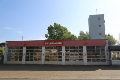 zu sehen ist die Vorderansicht des Feuerwehrgeraetehauses mit Schlauchturm