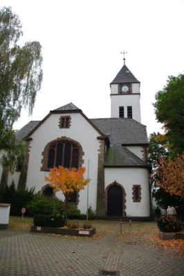 zu sehen ist die evangelische Kirche mit Vordereingang