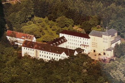 zu sehen ist ein Foto vom Bouser Kloster Heiligenborn, aufgenommen aus einem Flugzeug