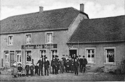 zu sehen ist ein altes Foto des Gasthauses "Jakob Mischo" in der damaligen "Bergstraße"