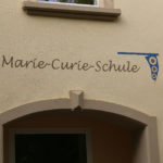 zu sehen ist der Schriftzug der ehemaligen Marie Curie Schule 