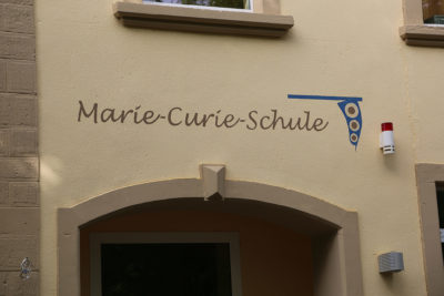 zu sehen ist der Schriftzug der ehemaligen Marie Curie Schule