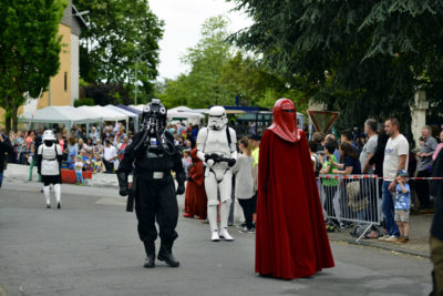 zu sehen sind mehrere Figuren aus dem Film Star Wars in originalgetreuen Masken und Kleidern bei einem Umzug anlaesslich der Bouser Maisause