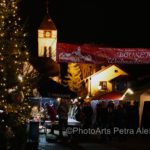 Blick über den Weihnachtsmarkt bei Nacht mit Beleuchtung