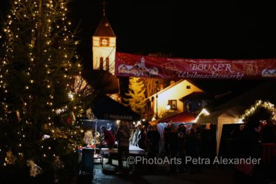 Blick über den Weihnachtsmarkt bei Nacht mit Beleuchtung