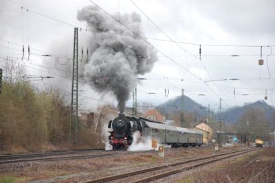 zu sehen ist eine Dampflokomotive bei der Durchfahrt durch den Bouser Bahnhof