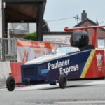 zu sehen ist die Seifenkiste der Bayern-Bazis-Bous im Rennen an der Bouser Maisause, die Kiste trägt den Namen Paulaner Express
