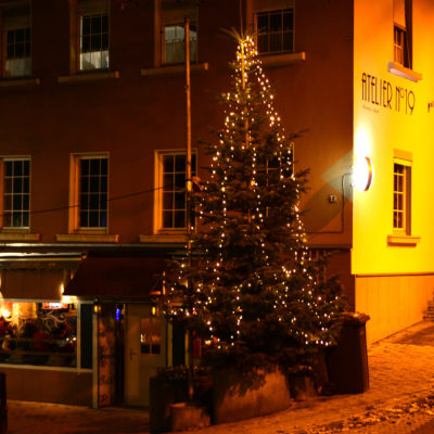 zu sehen ist ein beleuchteter Weihnachtsbaum vor dem Atelier Nr. 19