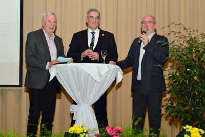 zu sehen sind von links nach rechts Seniorenmoderator Hans Walter Seidel, Buergermeister Stefan Louis sowie Moderator Rainer Laschet