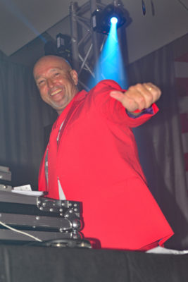 zu sehen ist DJ Tom beim Bouser Fastnachtsball im Petri Hof