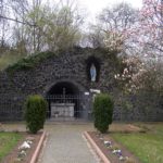 zu sehen ist die Mariengrotte am Eingang des Bouser Friedhofes
