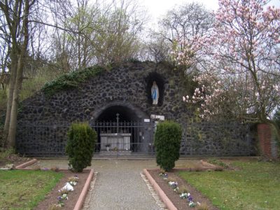 zu sehen ist die Mariengrotte am Eingang des Bouser Friedhofes