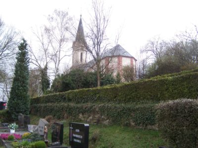 zu sehen ist der Bouser Friedhof und die katholische Kirche