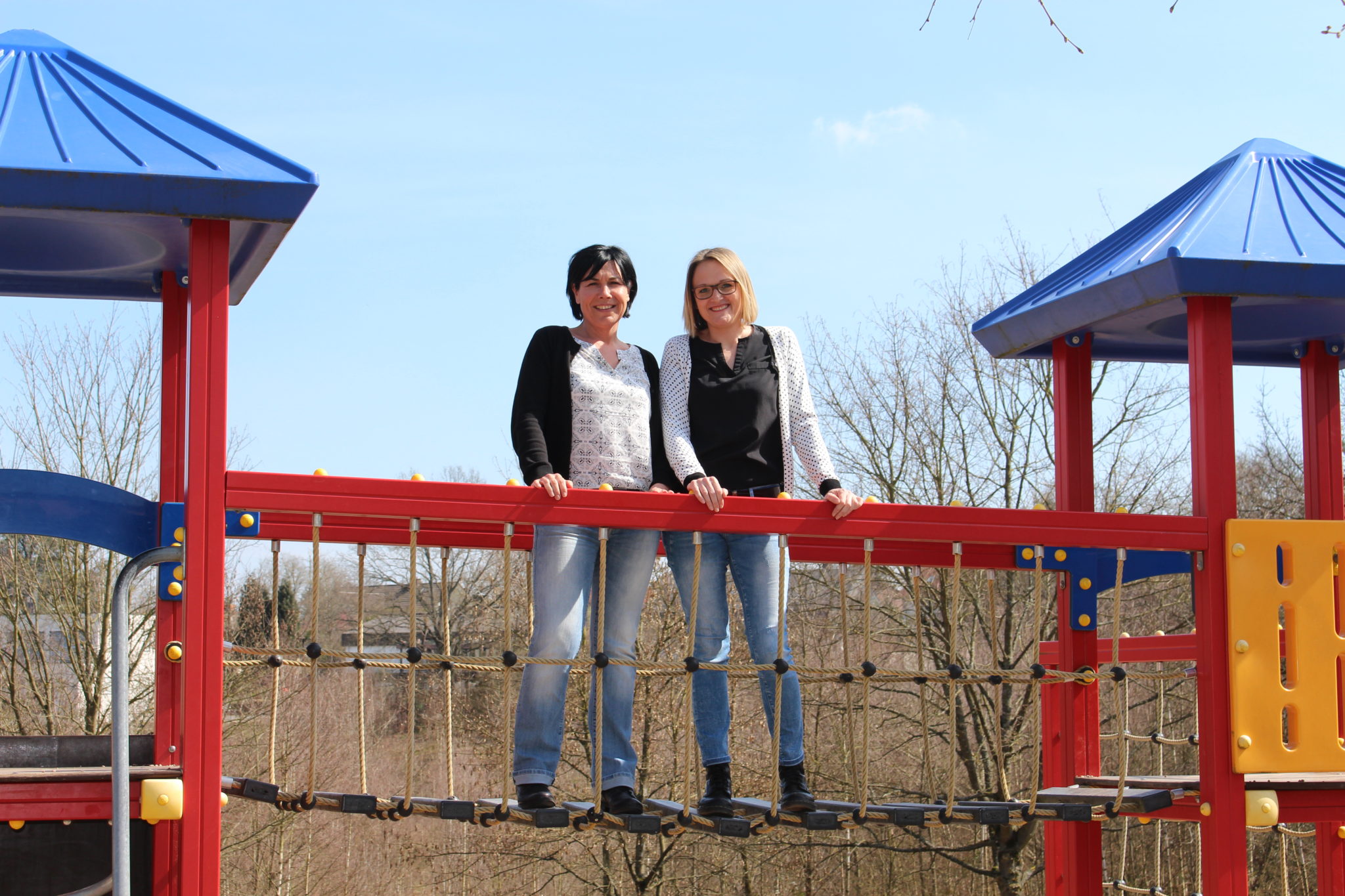 zu sehen ist die Leitung der FGTS Frau Mansion und Frau Ostner auf dem Klettergeruest an der Grundschule
