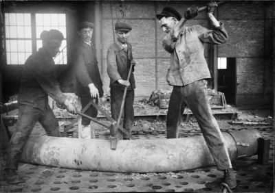 zu sehen ist ein altes Foto mit Arbeitern auf dem Bouser Werk