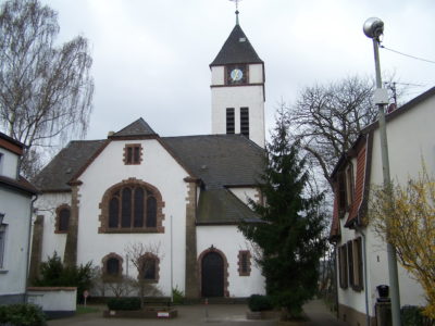Blick auf die evangelische Kirche aus der Lutherstraße