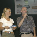 Die spaetere Tatort-Kommissarin Elisabeth Brueck mit Moderator Rainer Laschet am 25. Bouser Chausseefeschd 2003 auf der Hauptbuehne Rathaus