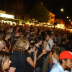 Zehntausende sind auf der B51 unterwegs und feiern das 25. Bouser Chausseefeschd 2003, hier an der Buehne Rathaus