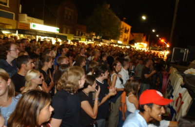 Zehntausende sind auf der B51 unterwegs und feiern das 25. Bouser Chausseefeschd 2003, hier an der Buehne Rathaus