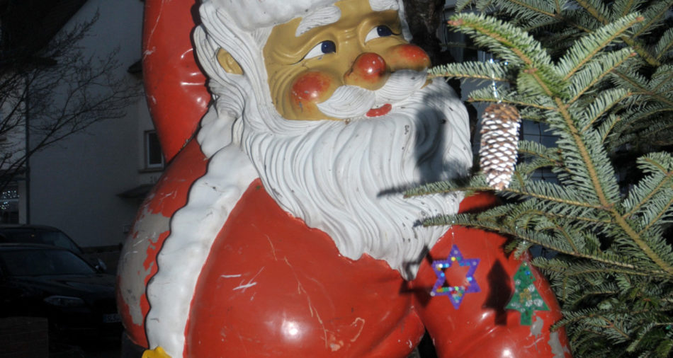 zu sehen ist eine Figur des Santa Claus am Eingang des Weihnachtsmarktes