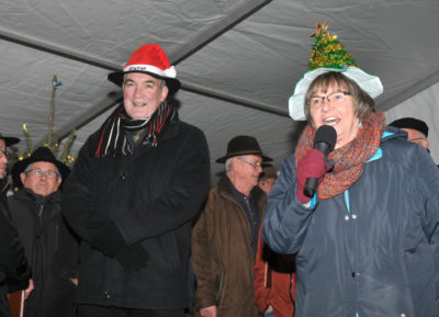 zu sehen ist die Eroeffnung des Weihnachtsmarktes mit der Vorsitzenden der Aktionsgemeinschaft Jutta Adam und Bürgermeister Louis