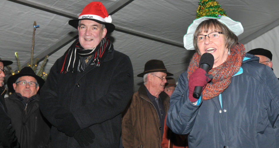 zu sehen ist die Eroeffnung des Weihnachtsmarktes mit der Vorsitzenden der Aktionsgemeinschaft Jutta Adam und Bürgermeister Louis