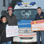 Buergermeister Louis und Familie Mueller mit den Spenden für den Wuenschewagen des ASB