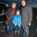 zu sehen ist der Bundestagsabgeordnete der Gruenen Markus Tressel mit Familie beim Besuch des Bouser Weihnachtsmarktes