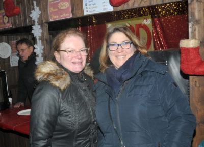 zu sehen sind Jutta Fellinger und Andrea Louis am Weihnachtsmarktstand der SPD Bous