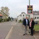 zu sehen sind Buergermeister Stefan Louis und die Leiterin der Ortspolizeibehoerde Birgit Laschet vor der Geschwindigkeitsmessanlage in der Griesborner Straße